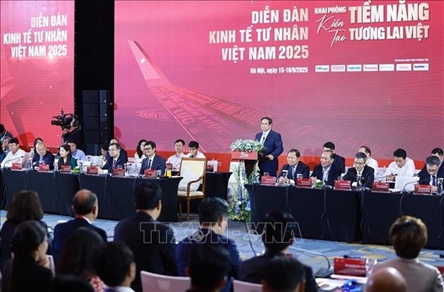 PM urges private sector to lead Vietnam’s future with patriotism, innovation, integration